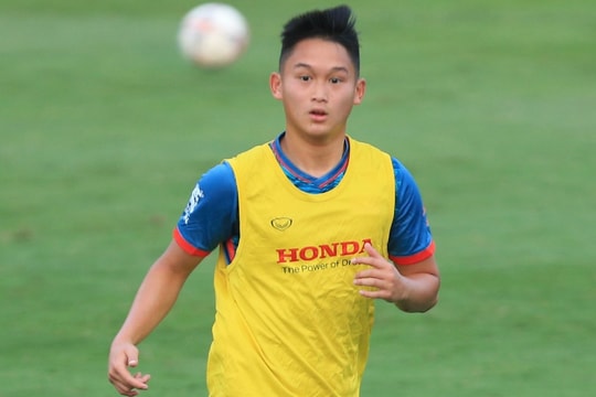 Tiền vệ gốc Nghệ An Andrej Nguyễn An Khánh hào hứng tập buổi đầu tiên cùng Đội tuyển Việt Nam