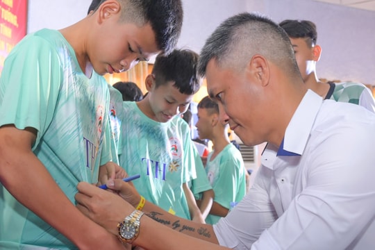 Cựu tuyển thủ Lê Công Vinh truyền cảm hứng cho các cầu thủ nhí tham dự Cúp Báo Nghệ An
