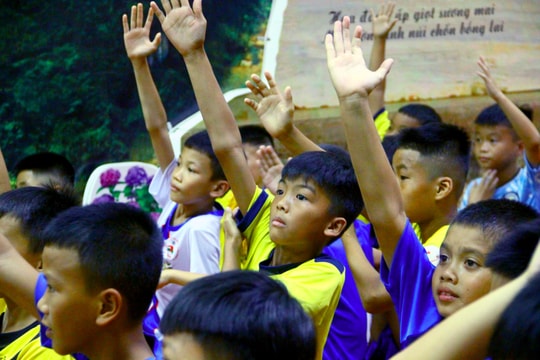 Các cầu thủ nhí dự Cúp Báo Nghệ An hào hứng tham quan, trải nghiệm các hoạt động tại Bảo tàng Nghệ An