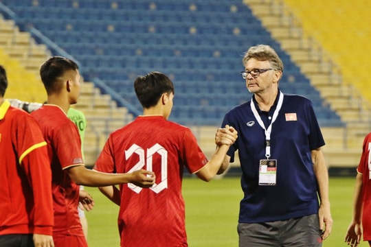  Ai đang sẵn sàng cho công cuộc làm mới đội tuyển của ông Troussier ? 