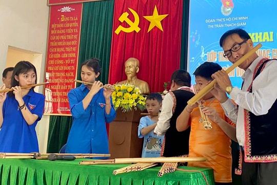 Nghệ nhân vượt núi hàng chục km dạy nhạc cụ dân tộc miễn phí cho trẻ vùng cao