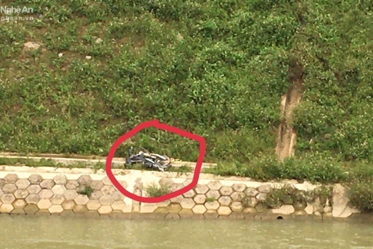 Ghen tuông, chồng đâm vợ nhiều nhát, đốt nhà hàng xóm 