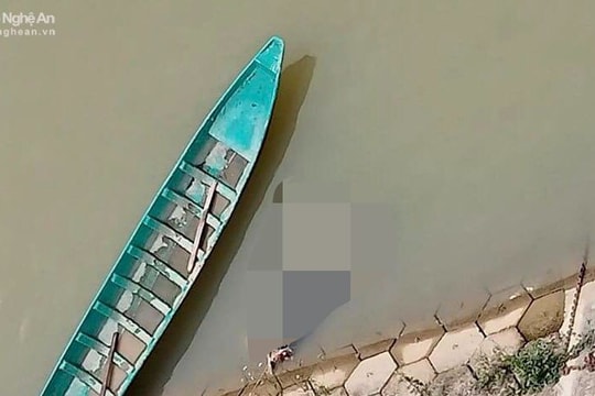 Tìm thấy thi thể người đàn ông lao xe máy xuống sông sau khi đâm vợ, đốt nhà hàng xóm 