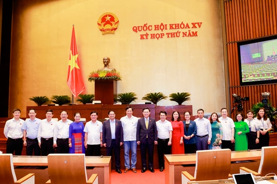 Đoàn đại biểu Quốc hội Nghệ An chúc mừng nhóm tác giả Báo Nghệ An đạt Giải Diên Hồng lần thứ nhất