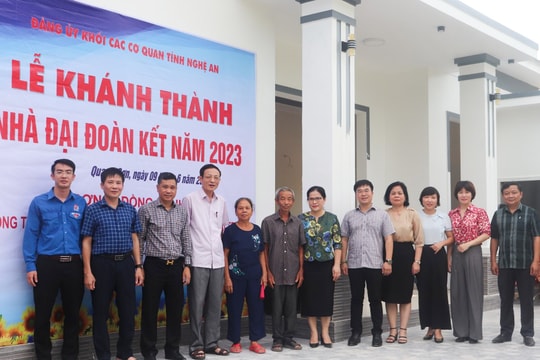 Đảng ủy Khối Các cơ quan tỉnh bàn giao nhà Đại đoàn kết cho người nghèo tại Đô Lương