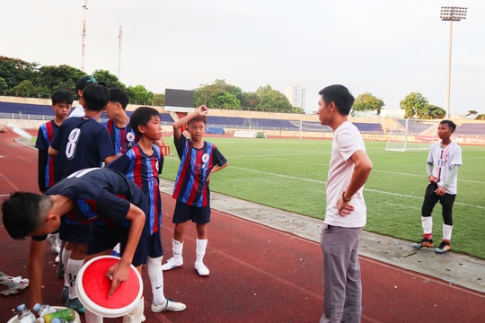 Bên lề sân cỏ: 'Ngon thì chú vô chạy tề'!