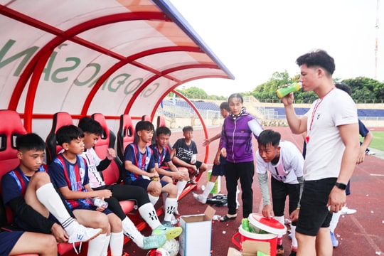 Bên lề sân cỏ: ‘Bốc ruốc rồi’!