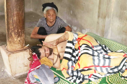 Hoàn cảnh khốn khó của cụ bà 90 tuổi nuôi con trai bị bệnh tâm thần 