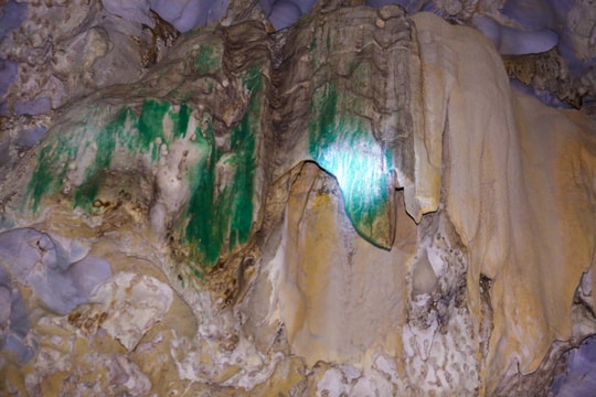 Khám phá vẻ đẹp nguyên sơ của hang đá Thằm Bình