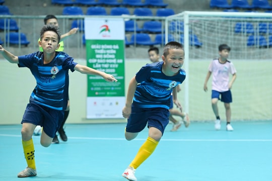 Nhi đồng thành phố Vinh 'dội mưa' bàn thắng vào lưới Nhi đồng Quế Phong