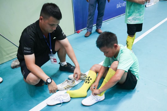 Bên lề sân cỏ: Thay giày đổi vận