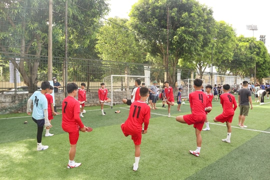 Bên lề sân thiếu niên: 'Nhanh nhất, nguy hiểm nhất'