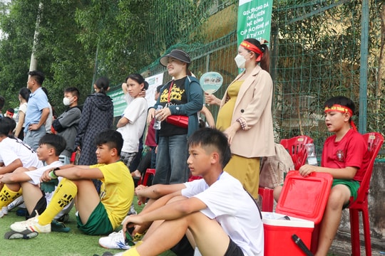 Bên lề sân cỏ: Cổ động viên đặc biệt!