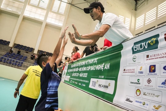 Bên lề sân cỏ: 'Còn gì nữa đâu mà khóc với sầu'