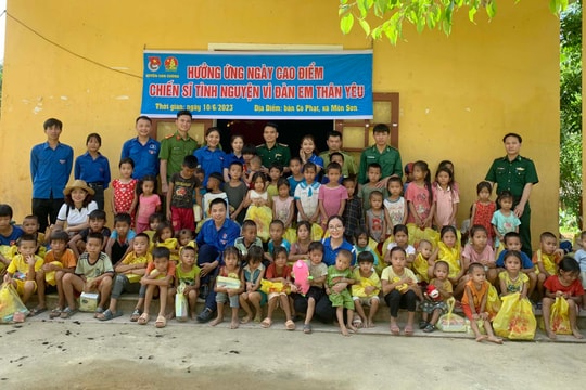 Trẻ em người Đan Lai vui đón chương trình tình nguyện hè