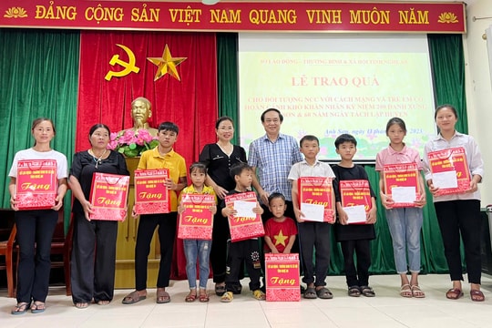 Sở Lao động, Thương binh và Xã hội Nghệ An tặng quà đối tượng chính sách ở Anh Sơn