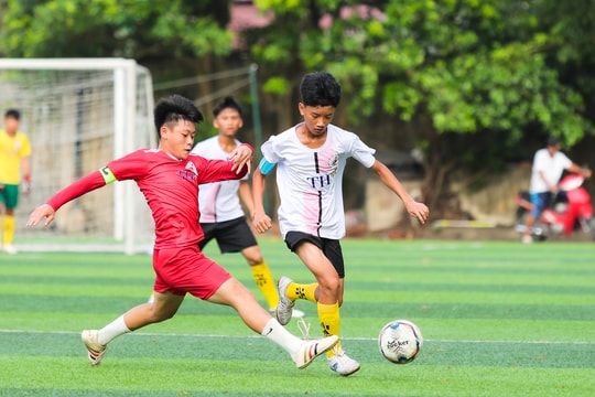 Thắng đậm đà Thiếu niên Quế Phong 5-1, Thiếu niên Hoàng Mai rộng cửa vào Bán kết