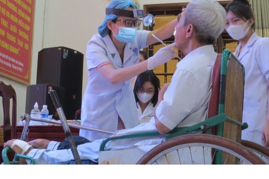 Hội Thầy thuốc trẻ Nghệ An tổ chức khám, tư vấn sức khoẻ, cấp phát thuốc miễn phí cho các thương, bệnh binh, người có công