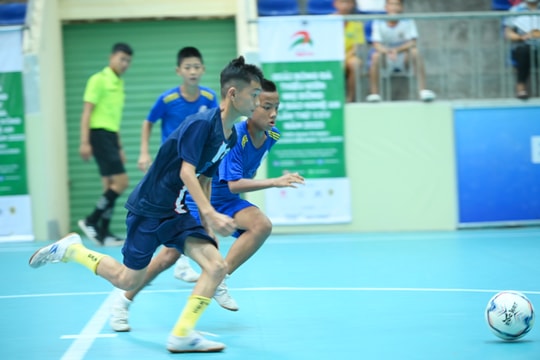 Bên lề sân cỏ: 'Hợp mồ hôi hủng?'