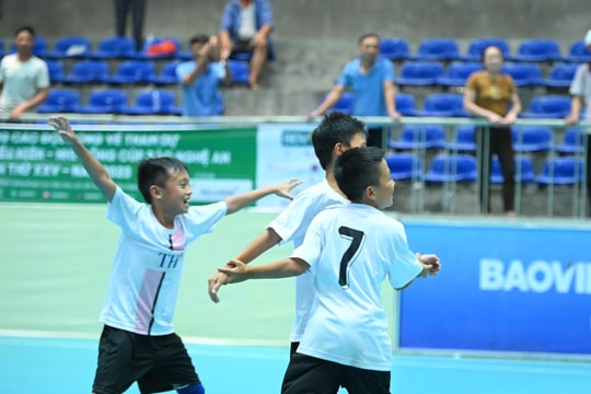 Nhi đồng Hoàng Mai thắng áp đảo Nhi đồng Nghĩa Đàn