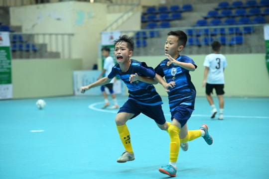 Thắng thuyết phục Nhi đồng Quỳ Hợp, Nhi đồng TP. Vinh giữ vững ngôi đầu tại bảng 'tử thần'