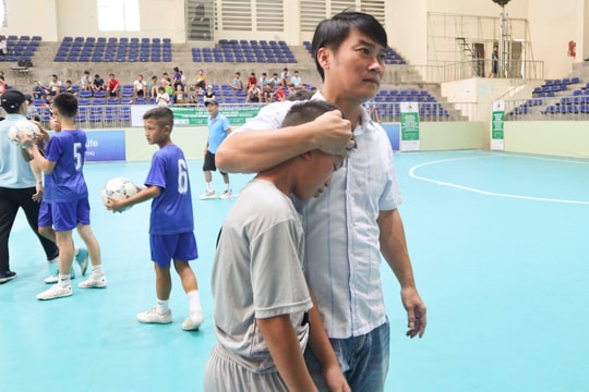 Bên lề sân cỏ: 'Đen do ăn vịt thôi!'