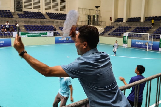 Bên lề sân cỏ: Ám hiệu phất quạt