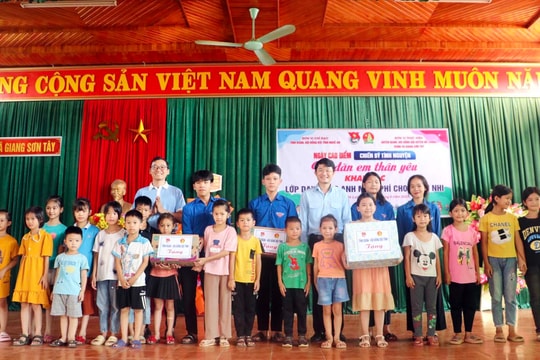 Trao hơn 3.000 suất quà cho thanh thiếu nhi Nghệ An trong ngày cao điểm 'Chiến sỹ tình nguyện vì đàn em thân yêu' 
