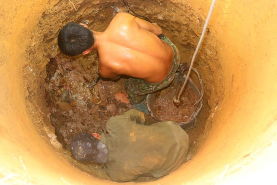 Vất vả nghề đào giếng khơi mùa nắng nóng