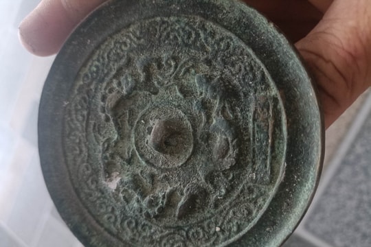 Lặn tìm thuyền chìm dưới sông Lam, nhặt được vật lạ nghi cổ vật