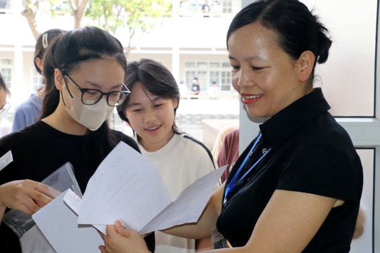 Hơn 2.000 thí sinh thi vào Trường THPT chuyên Đại học Vinh bắt đầu làm thủ tục