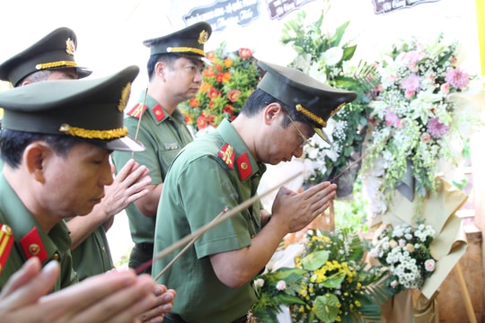 Công an tỉnh Nghệ An viếng và sẻ chia cùng cán bộ, chiến sỹ Công an tỉnh Đắk Lắk