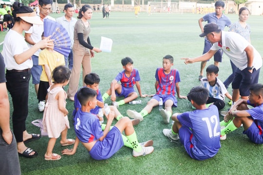 Bên lề sân cỏ: Sử dụng VAR 'mết-in' Báo Nghệ An xác định bàn thắng!