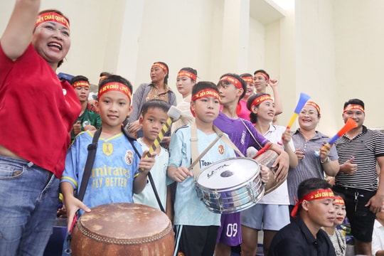 Bên lề sân cỏ: ‘Gặp đội mạnh không sợ, sợ nhất là thầy bắt ăn 3 bát’