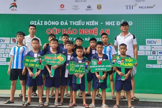 Bên lề sân cỏ: Cầu thủ ‘tí hon’ hứa hẹn tỏa sáng mùa giải sau; Cặp song sinh 'già dơ' trong những pha phối hợp 