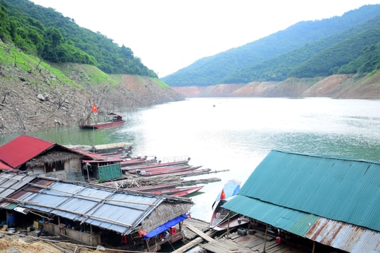 Lòng hồ Thuỷ điện Bản Vẽ đã xuống sát mực nước chết 