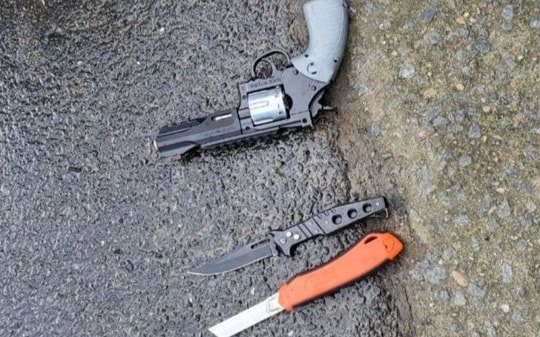 Men theo đường làng, nhóm đối tượng mang 'hàng nóng' đi đòi nợ thuê