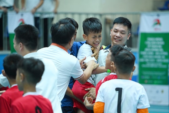 Bên lề sân cỏ: 'Ôi trời ơi, bay đá mà bà tăng huyết áp'