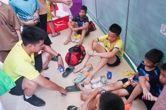 Bên lề sân cỏ: ‘Khi người đàn ông khóc’