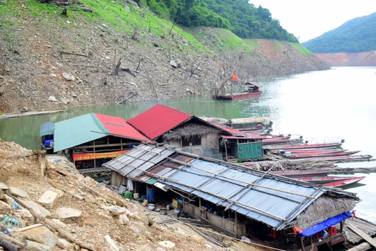 Bến thuyền vắng vẻ trên lòng hồ Thuỷ điện Bản Vẽ ngày cạn nước