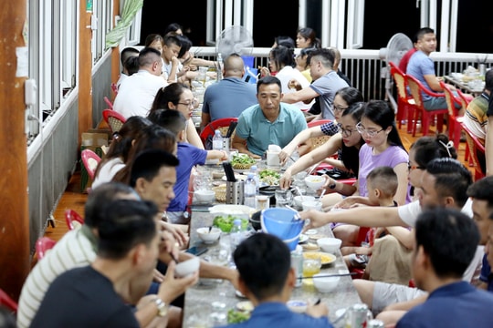 Khu kinh doanh ẩm thực ở Cửa Lò nhộn nhịp trong mùa cao điểm du lịch