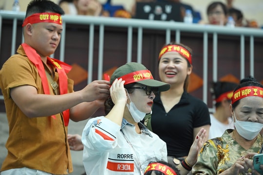 Bên lề sân cỏ: Dàn cổ động viên ấn tượng nhất