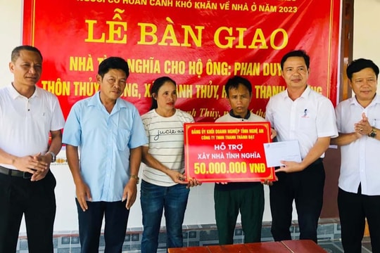 Đảng ủy Khối Doanh nghiệp tỉnh bàn giao nhà tình nghĩa cho gia đình khó khăn ở Thanh Chương