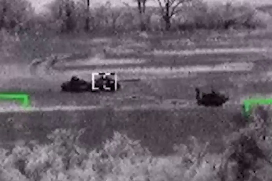 Trực thăng Ka-52 của Nga phóng tên lửa phá hủy liên tiếp 2 xe tăng Ukraine