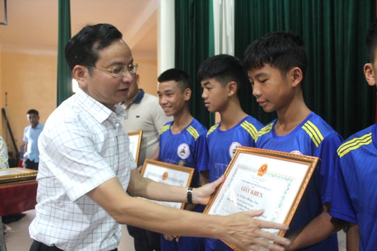 Quỳnh Lưu gặp mặt, tuyên dương đội bóng đá thiếu niên giành ngôi Vô địch Cúp Báo Nghệ An 