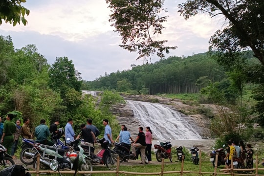 Đi tắm thác, 1 phụ nữ bị đuối nước