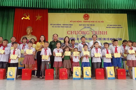 Thứ trưởng Bộ Lao động - Thương binh và Xã hội tặng quà cho trẻ em nghèo vượt khó tại huyện Hưng Nguyên 