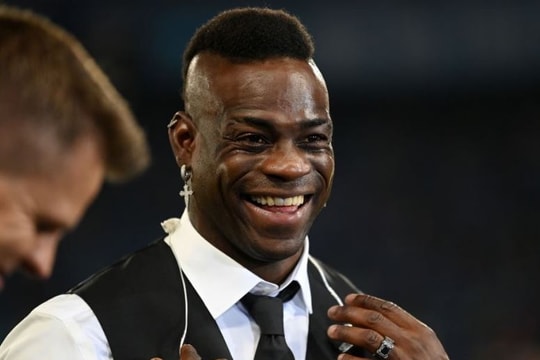 Balotelli đấm nhầm giám đốc CLB chủ quản; Mbappe tỏa sáng ở vòng loại EURO