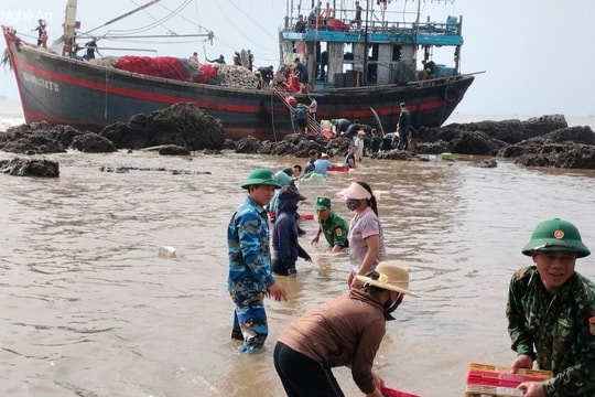 Một tàu cá của ngư dân Nghệ An bị sóng biển đánh dạt găm vào dãy đá ngầm