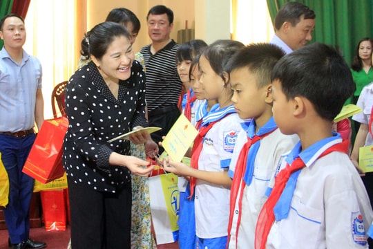 Thứ trưởng Bộ Lao động - Thương binh và Xã hội trao tặng học bổng cho 200 học sinh Nghệ An